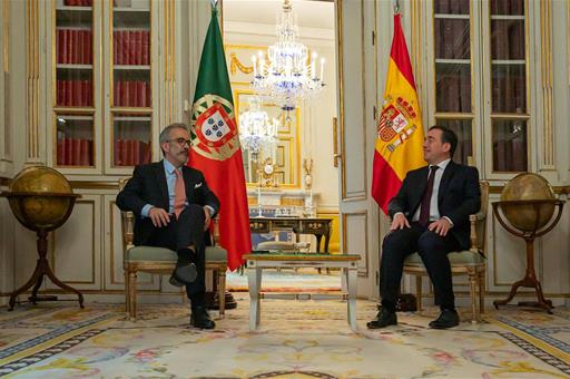 Los ministros de Asuntos Exteriores de España, José Manuel Albares, y Portugal, Paulo Rangel, durante la reunión bilateral